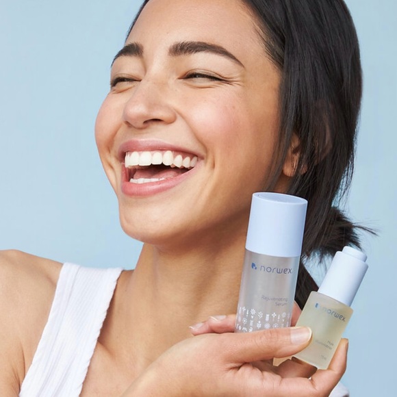 Norwex Rejuvenating Serum - Light Blue and White - Picture 3 of 11